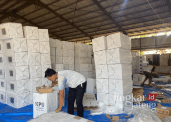 Para pekerja sedang merakit kotak suara Pilkada di Gudang Kapasan Desa Prambatan Kidul, Kecamatan Kaliwungu, Kabupaten Kudus, baru-baru ini. (Mohammad Fahtur Rohman/Lingkarjateng.id)