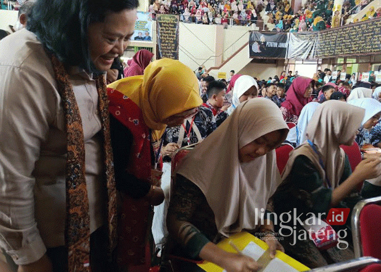Tim MURI saat meninjau kegiatan penulisan pitutur luhur dengan aksara Jawa di atas daun lontar yang berlangsung di Gedung Wanita Jepara, Jawa Tengah, pada Selasa, 22 Oktober 2024. (Muhammad Aminudin/Lingkarjateng.id)