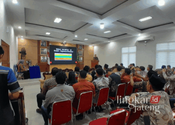 Kades se-Kabupaten Demak saat mengikuti kegiatan sinergitas penegakan hukum dan pengelolaan dana desa, bertempat di Aula Kejari Demak, baru-baru ini. (M. Burhanuddin Aslam/Lingkarjateng.id)