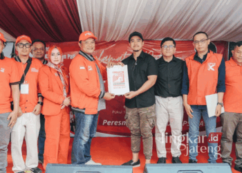 KUATKAN MESIN PARTAI: Ketua Umum PSI Kaesang Pangarep meresmikan kantor DPD PSI Pati pada Kamis, 10 Oktober 2024. (Dok. Instagram@psi_id/Lingkarjateng.id)