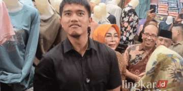Ketum PSI Kaesang Pangarep saat membeli baju anak di Pasar Induk Purwodadi usai meresmikan Kantor DPD PSI Grobogan pada Kamis, 10 Oktober 2024. (Eko Wicaksono/Lingkarjateng.id)