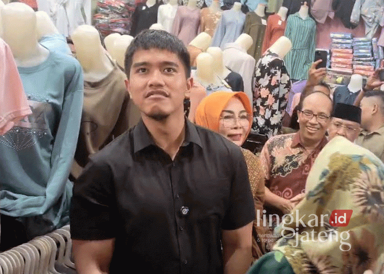 Ketum PSI Kaesang Pangarep saat membeli baju anak di Pasar Induk Purwodadi usai meresmikan Kantor DPD PSI Grobogan pada Kamis, 10 Oktober 2024. (Eko Wicaksono/Lingkarjateng.id)