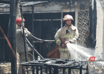 Petugas damkar tengah melakukan proses pendinginan atas kebakaran yang melanda kafe Over O Bar & Kitchen di Jalan Diponegoro, Kecamatan Ungaran, Kabupaten Semarang, pada Rabu, 30 Oktober 2024. (Dok. Damkar Kab. Semarang/Lingkarjateng.id)