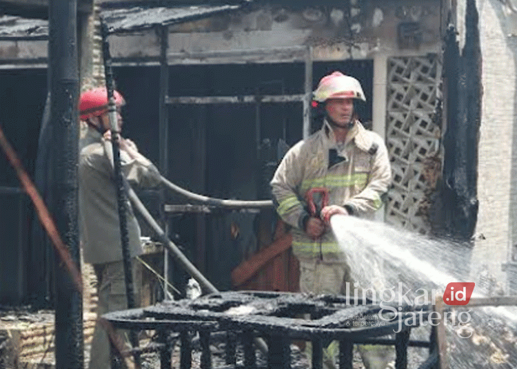Petugas damkar tengah melakukan proses pendinginan atas kebakaran yang melanda kafe Over O Bar & Kitchen di Jalan Diponegoro, Kecamatan Ungaran, Kabupaten Semarang, pada Rabu, 30 Oktober 2024. (Dok. Damkar Kab. Semarang/Lingkarjateng.id)