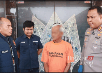D (70) warga Desa Gombang, Kecamatan Bogorejo, Kabupaten Blora, yang merupakan pelaku pembacokan terhadap tetangganya sendiri saat dihadirkan dalam konferensi pers di Mapolres Blora pada Kamis, 17 Oktober 2024. (Dok. Humas Polres Blora/Lingkarjateng.id)