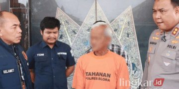 D (70) warga Desa Gombang, Kecamatan Bogorejo, Kabupaten Blora, yang merupakan pelaku pembacokan terhadap tetangganya sendiri saat dihadirkan dalam konferensi pers di Mapolres Blora pada Kamis, 17 Oktober 2024. (Dok. Humas Polres Blora/Lingkarjateng.id)