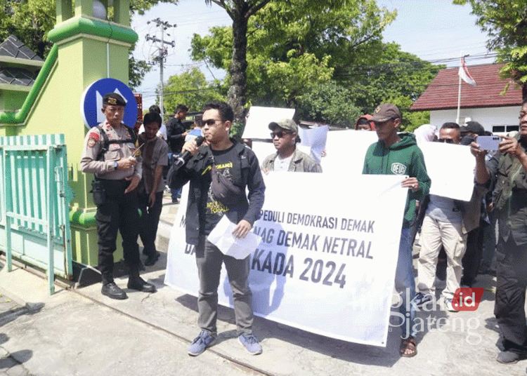 Kantor Kemenag Demak digeruduk massa