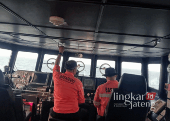 Tim pencari saat melakukan pencarian tiga abk kapal nelayan KM Sabar Subur 1 asal Rembang yang tenggelam di Perairan Karimunjawa, Kabupaten Jepara, pada Sabtu, 12 Oktober 2024. (Dok. Basarnas Semarang/Lingkarjateng.id)