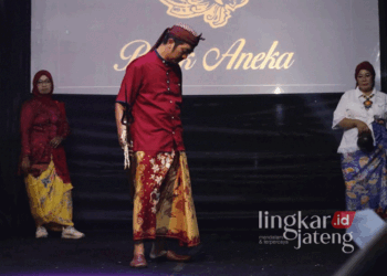 Sejumlah model memamerkan busana batik dalam acara Srawoeng Swaroeng Creative Night di Kampoeng Batik Kauman, Kota Pekalongan, pada Jumat, 25 Oktober 2024. (Dok. Kominfo Kota Pekalongan/Lingkarjateng.id)