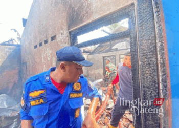 Petugas Damkar Pati saat memadamkan api yang membakar sebuah rumah di RT 06 RW 02 Desa Tayu Wetan, Kecamatan Tayu, pada Kamis, 31 Oktober 2024. (Dok. Damkar Pati/Lingkarjateng.id)