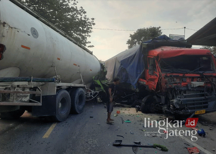 Kondisi truk tangki dan truk tronton yang terlibat kecelakaan adu banteng di Jalan Pantura Desa Balongmulyo, Kecamatan Kragan, Kabupaten Rembang, pada Senin, 21 Oktober 2024. (Dok. Polres Rembang/Lingkarjateng.id)