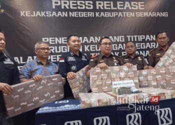 Jajaran Kejari Kabupaten Semarang saat menunjukkan barang bukti pengembelian uang pada kasus tindak pidana korupsi penyalahgunaan dan pengelolaan dana pensiun pegawai PDAM Kabupaten Semarang di kantor kejaksaan setempat, Kecamatan Ambarawa, pada Selasa, 15 Oktober 2024. (Hesty Imaniar/Lingkarjateng.id)