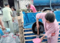 Warga Desa Pedak, Kecamatan Sulang, Kabupaten Rembang tengah mengambil air bersih pada Selasa, 29 Oktober 2024. (Setyo Nugroho/Lingkarjateng.id)