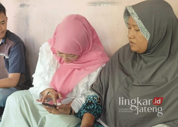 Rohmatun (kanan), ibu korban pembunuhan santriwati SNH (19) warga Desa Brangsong, Kecamatan Brangsong, Kabupaten Kendal, didampingi kuasa hukum dan perangkat desa setempat pada Jumat, 25 Oktober 2024. (Syahril Muadz/Lingkarjateng.id)