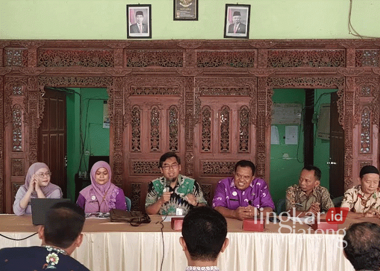 Tangani Kasus HIV/Aids, Pemkab Jepara Sediakan Layanan Pengobatan Gratis di Puskesmas 25 Kepala Bidang Pencegahan dan Pengendalian Penyakit pada Dinkes Jepara, Eko Cahyo Puspeno (tengah), memberikan sambutan saat sosialisasi HIV/Aids di salah satu desa di kabupaten setempat, baru-baru ini. (Muhammad Aminudin/Lingkarjateng.id)