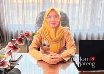 Dukung Kendal Smart City, Disdukcapil Luncurkan Pelayanan Adminduk Online 28 Kepala Disdukcapil Kabupaten Kendal, Ratna Mustikaningsih. (Arvian Maulana/Lingkarjateng.id)