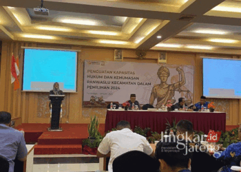 Ketua Bawaslu Grobogan, Fitria Nita Witanti, saat memberikan sambutan sekaligus membuka acara dalam penguatan kapasitas hukum dan kehumasan untuk anggota panwaslu kecamatan se-Kabupaten Grobogan di Hotel 21 Purwodadi pada Selasa, 1 Oktober 2024. (Dok. Bawaslu Grobogan/Lingkarjateng.id)