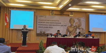 Ketua Bawaslu Grobogan, Fitria Nita Witanti, saat memberikan sambutan sekaligus membuka acara dalam penguatan kapasitas hukum dan kehumasan untuk anggota panwaslu kecamatan se-Kabupaten Grobogan di Hotel 21 Purwodadi pada Selasa, 1 Oktober 2024. (Dok. Bawaslu Grobogan/Lingkarjateng.id)
