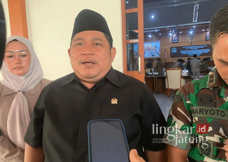 40 Persen APBD Demak akan Dialokasikan untuk Belanja Infrastruktur Pelayanan Publik 25 Ketua DPRD Demak, Zayinul Fata, saat memberi keterangan usai rapat paripurna pada Selasa, 29 Oktober 2024. (M. Burhanuddin Aslam/Lingkarjateng.id)