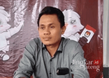 Komisioner Divisi Teknis KPU Blora, Ahmad Solikin. (Hanafi/Lingkarjateng.id)