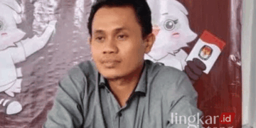 Komisioner Divisi Teknis KPU Blora, Ahmad Solikin. (Hanafi/Lingkarjateng.id)