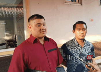 Kuasa hukum JH, salah satu tersangka kasus dugaan tindak pidana korupsi di PT BPR Jepara Artha, Bing Yusuf (kiri). (Tomi Budianto/Lingkarjateng.id)