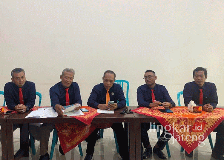 Ketua Tim Hukum pasangan Cabup-Wabup Kuds nomor urut 01, Wiyono, bersama tim saat klarifikasi tuduhan pelanggaran kampanye yang dilakukan Cabup Sam’ani Intakoris, pada Kamis, 10 Oktober 2024. (Mohammad Fahtur Rohman/Lingkarjateng.id)