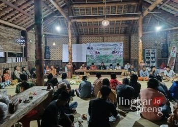 Doa Bersama: Relawan Alas Roban menggelar doa bersama mengirrobgi purna tugas presiden Jokowi di Desa Sidodadi, Kecamatan Patean, Kabupaten Kendal, Sabtu, 19 Oktober 2024. (Unggul Priambodo/Lingkarjateng.id)