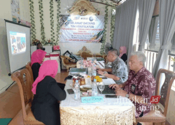 Tim verifikator dari Direktorat Kursus dan Pelatihan Kemendikbudristek RI saat melakukan penilaian di LKP Sistha Sari Pati pada Selasa, 1 Oktober 2024. (Arif Febriyanto/Lingkarjateng.id)