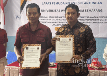 Lapas Plantungan Kendal Jalin Kerja Sama Bidang Hukum dengan Josant And Friends Law Semarang 32 Kepala Lapas Pemuda Kelas II B Plantungan Suharno (kiri) dan Direktur Pendiri Firma Hukum Josant And Friends Law Firm Joko Susanto (kanan) menunjukkan surat kesepakatan kerja sama di Aula Lapas Plantungan pada Kamis, 17 Oktober 2024. (Dok. HMS/Lingkarjateng.id)