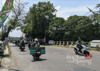 Sejumlah pengguna jalan saat melintas di Jembatan Jaranan, Desa Garung Lor, Kecamatan Kaliwungu, Kabupaten Kudus, pada Selasa, 8 Oktober 2024. (Mohmmad Fahtur Rohman/Lingkarjateng.id)