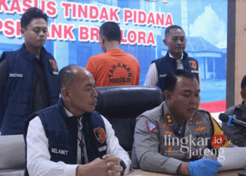 STW (30), mantan pegawai BRI Cabang Cepu saat dihadirkan Polres Blora dalam konferensi pers terkait kasus penggelapan uang pada Kamis, 3 Oktober 2024. (Dok. Polres Blora/Lingkarjateng.id)