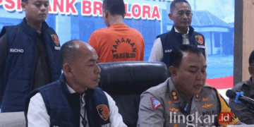 STW (30), mantan pegawai BRI Cabang Cepu saat dihadirkan Polres Blora dalam konferensi pers terkait kasus penggelapan uang pada Kamis, 3 Oktober 2024. (Dok. Polres Blora/Lingkarjateng.id)