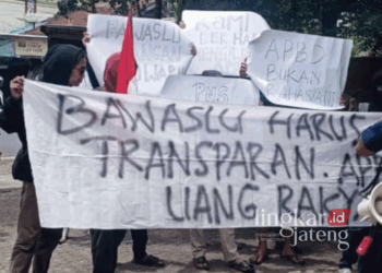 Puluhan mahasiswa saat melakukan demo di depan Kantor Bawaslu Pati pada Selasa, 22 Oktober 2024. (Arif Febriyanto/Lingkarjateng.id)