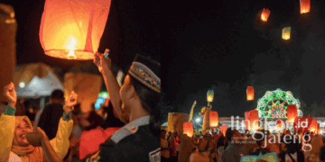 Penerbangan lampion dalam "Festival Kreasi Klobot Jagung" yang digelar Syngenta Indonesia untuk merayakan satu dekade NK 212 di Lapangan Desa Simo, Kecamatan Kradenan, Kabupaten Grobogan, pada 4-6 Oktober 2024. (Dok. HMS/Lingkarjateng.id)