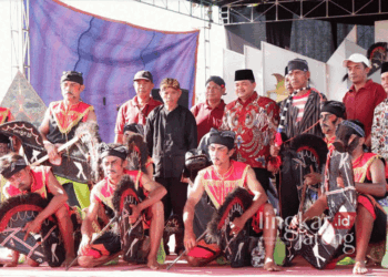 Calon Bupati Semarang, Ngesti Nugraha (berpeci hitam), berfoto bersama para pelaku kesenian di Dusun Genting Krajan, Desa Genting, Kecamatan Jambu, Kabupaten Semarang, pada Selasa, 8 Oktober 2024. (Hesty Imaniar/Lingkarjateng.id)