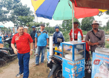 Calon Bupati Semarang di Pilkada 2024, Ngesti Nugraha, saat hadir dan menyapa langsung masyarakat yang hadir di kegiatan Samirono Fest 2024 di Desa Samirono, Kecamatan Getasan, Kabupaten Semarang, pada Rabu, 2 Oktober 2024. (Hesty Imaniar/Lingkarjateng.id)