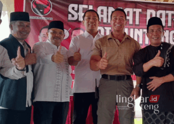 Calon Bupati Semarang Ngesti Nugraha (dua dari kiri) bersama pasangan calon Gubernur-Wakil Gubernur Jawa Tengah Andika-Hendi saat blusukan di Desa Candirejo, Kecamatan Tuntang, Kabupaten Semarang, pada Kamis, 17 Oktober 2024. (Hesty Imaniar/Lingkarjateng.id)