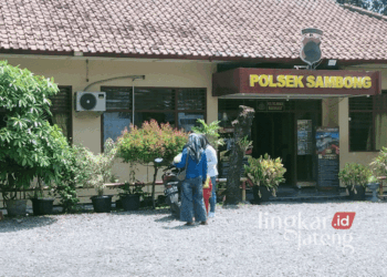 R (baju putih), anggota Panwascam Sambong saat memenuhi panggilan dari kepolisian Polsek Sambong, Blora, pada Jumat, 25 Oktober 2024. (Hanafi/Lingkarjateng.id)