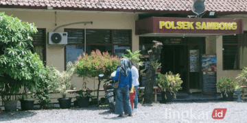 R (baju putih), anggota Panwascam Sambong saat memenuhi panggilan dari kepolisian Polsek Sambong, Blora, pada Jumat, 25 Oktober 2024. (Hanafi/Lingkarjateng.id)