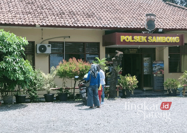 Polisi Panggil Oknum Panwascam dan PPK Sambong Blora yang Digerebek Warga 25 R (baju putih), anggota Panwascam Sambong saat memenuhi panggilan dari kepolisian Polsek Sambong, Blora, pada Jumat, 25 Oktober 2024. (Hanafi/Lingkarjateng.id)