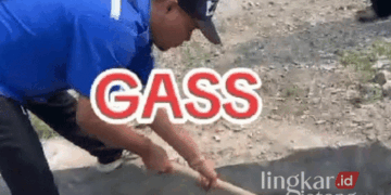 Tangkapan layar video yang merekam oknum ketua RT sedang merusak saluran air di Desa Sogo, Kecamatan Kedungtuban, Kabupaten Blora. (Dok. Pribadi/Lingkarjateng.id)