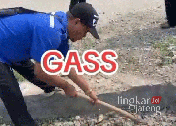 Tangkapan layar video yang merekam oknum ketua RT sedang merusak saluran air di Desa Sogo, Kecamatan Kedungtuban, Kabupaten Blora. (Dok. Pribadi/Lingkarjateng.id)
