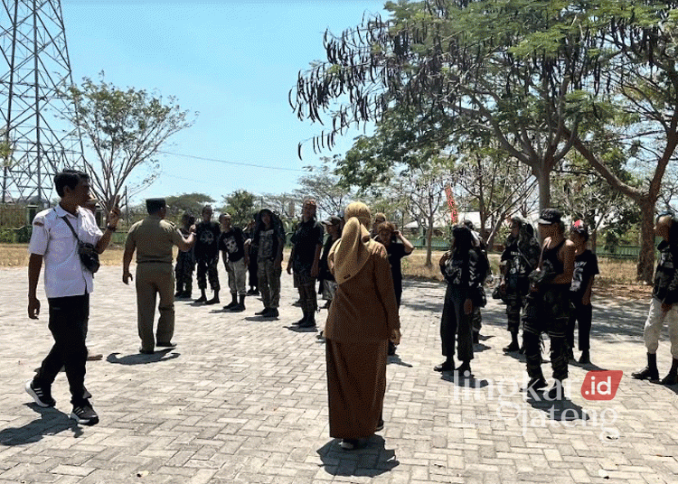 Suka Nongkrong di Alun-alun, Mayoritas PGOT di Rembang Ternyata dari Luar Kota 25 Dinsos PPKB dan Satpol-PP Kabupaten Rembang saat melakukan pembinaan terhadap anak-anak punk baru-baru ini. (Setyo Nugroho/Lingkarjateng.id)