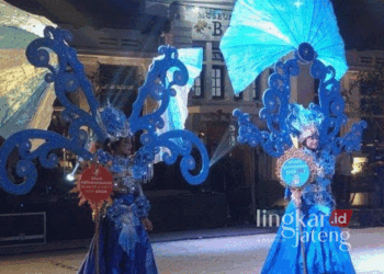 KARNAVAL: Peserta Pekalongan Batik Night Carnival 2023 lalu memamerkan kostum di depan Museum Batik Pekalongan. (Dok. Kominfo Kota Pekalongan/Lingkarjateng.id)