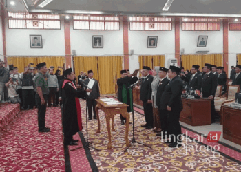 Prosesi pengambilan sumpah janji dalam pelantikan Pimpinan Definitif DPRD Kabupaten Demak periode 2024-2029 pada Rabu, 9 Oktober 2024. (M. Burhanuddin Aslam/Lingkarjateng.id)