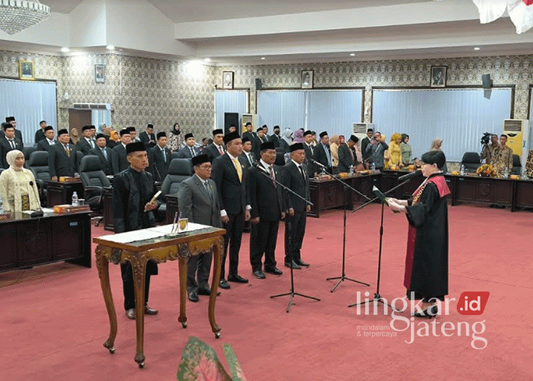 Prosesi pengambilan sumpah janji dalam pelantikan empat Pimpinan Definitif DPRD Kendal periode 2024-2029 yang dipimpin Kepala Pengadilan Negeri Kendal, Eva Meita Theodora, pada Jumat, 4 Oktober 2024. (Arvian Maulana/Lingkarjateng.id)
