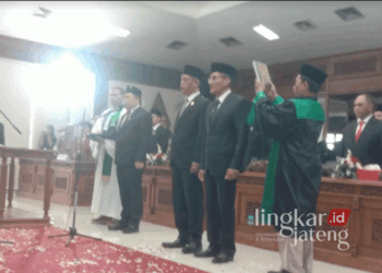 Prosesi pengambilan sumpah janji dalam pelantikan Pimpinan Definitif DPRD Kota Salatiga pada Jumat, 4 Oktober 2024. (Angga Rosa/Lingkarjateng.id)