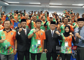 Plt. Bupati Demak, Ali Makhsun (berkacamata), berfoto bersama dengan para atlet dan pelatih yang nantinya akan bertarung di ajang Popda Jateng 2024, Senin, 28 Oktober 2024. (M. Burhanuddin Aslam/Lingkarjateng.id)