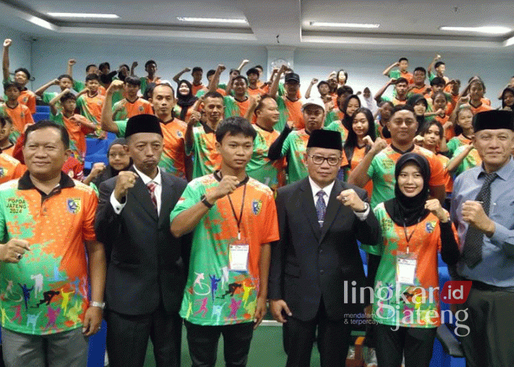 Plt. Bupati Demak, Ali Makhsun (berkacamata), berfoto bersama dengan para atlet dan pelatih yang nantinya akan bertarung di ajang Popda Jateng 2024, Senin, 28 Oktober 2024. (M. Burhanuddin Aslam/Lingkarjateng.id)